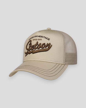Stetson American Heritage trucker cap i sandfarvet, med netrør og justerbar rem til afslappet stil.