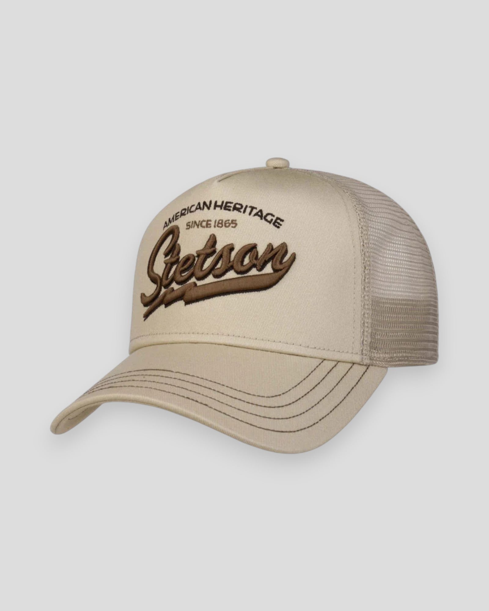 Stetson American Heritage trucker cap i sandfarvet, med netrør og justerbar rem til afslappet stil.