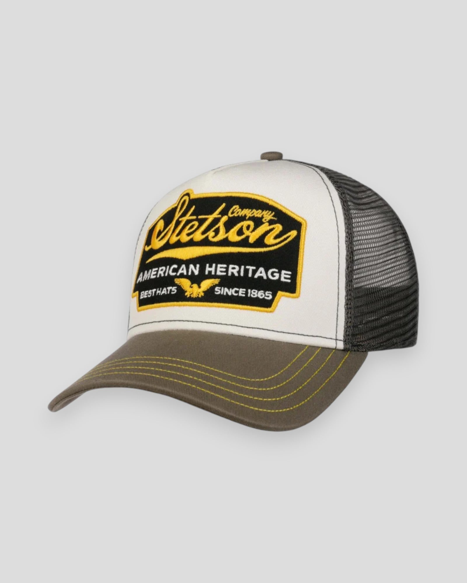 Stetson American Heritage trucker cap i khaki og grå, med netryg og justerbart spænde, afslappet og stilfuld hovedbeklædning