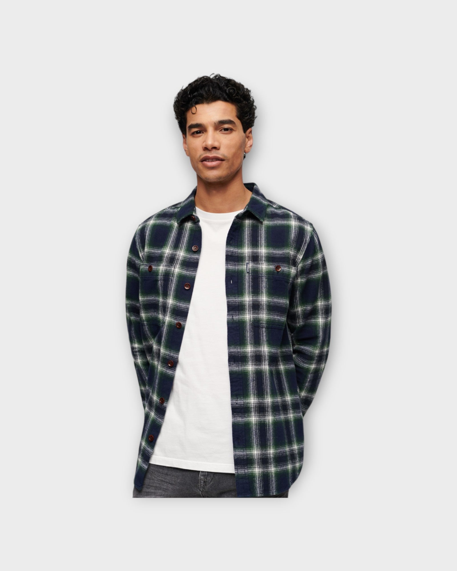 Superdry Vintage Check Overshirt Labrea Ombre Navy. Ternet overshirt til mænd. Her set på model fra siden af.