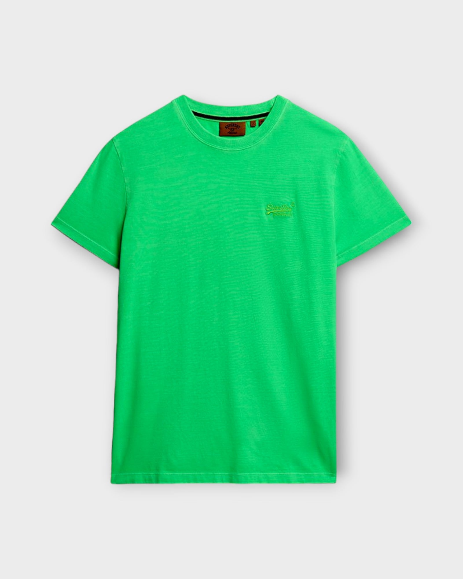 Essential Logo Emb Tee Dry Fluro Lime fra Superdry. Neon t-shirt til mænd. Her set forfra.