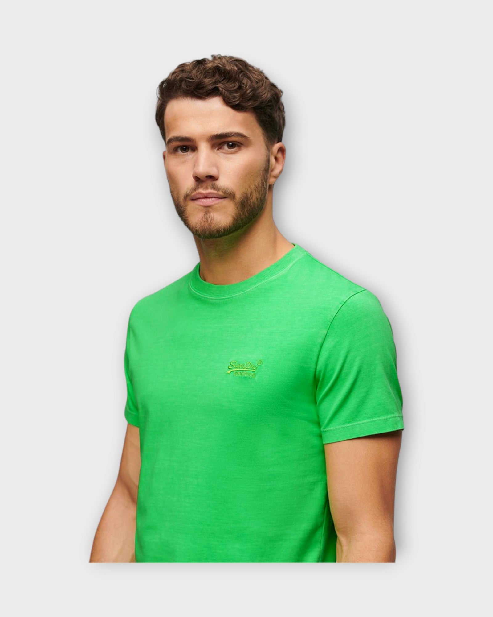 Essential Logo Emb Tee Dry Fluro Lime fra Superdry. Neon t-shirt til mænd. Her set på model i closeup.