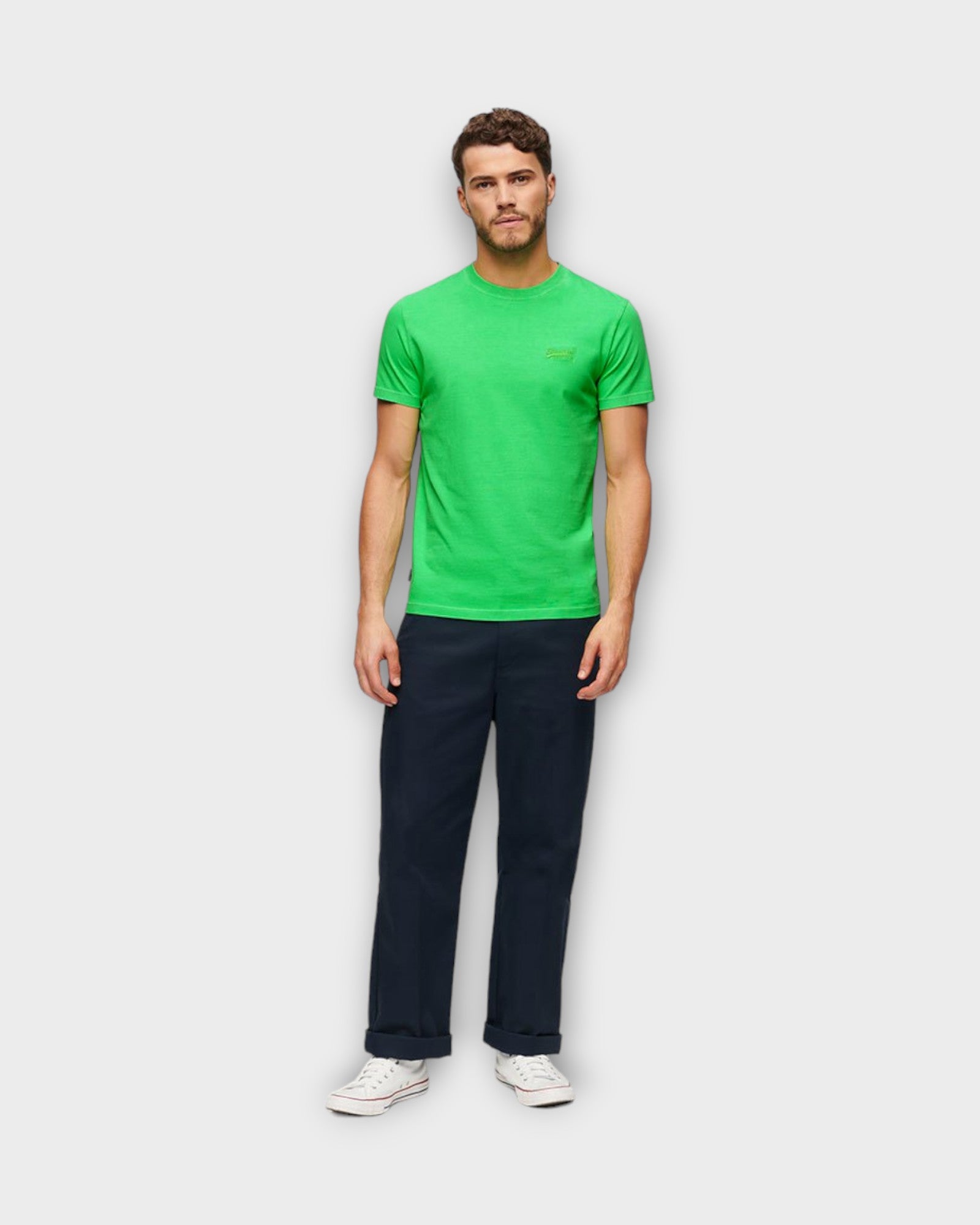 Essential Logo Emb Tee Dry Fluro Lime fra Superdry. Neon t-shirt til mænd. Her set på model forfra.