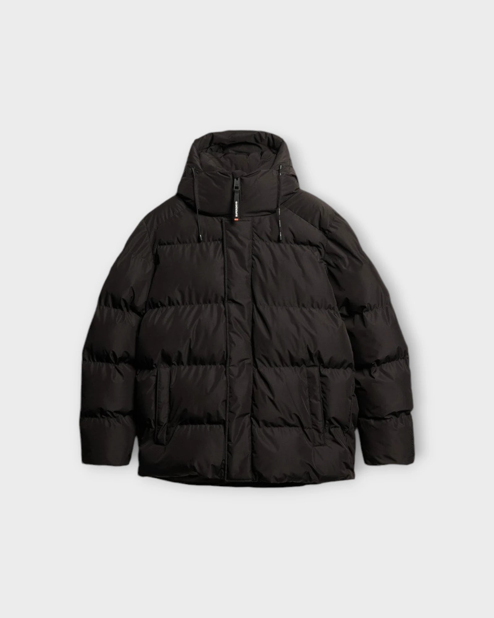 Hooded 5 Baffle Sports Puffer Jacket Black - Sort Superdry Jakke til Mænd. Her set forfra.