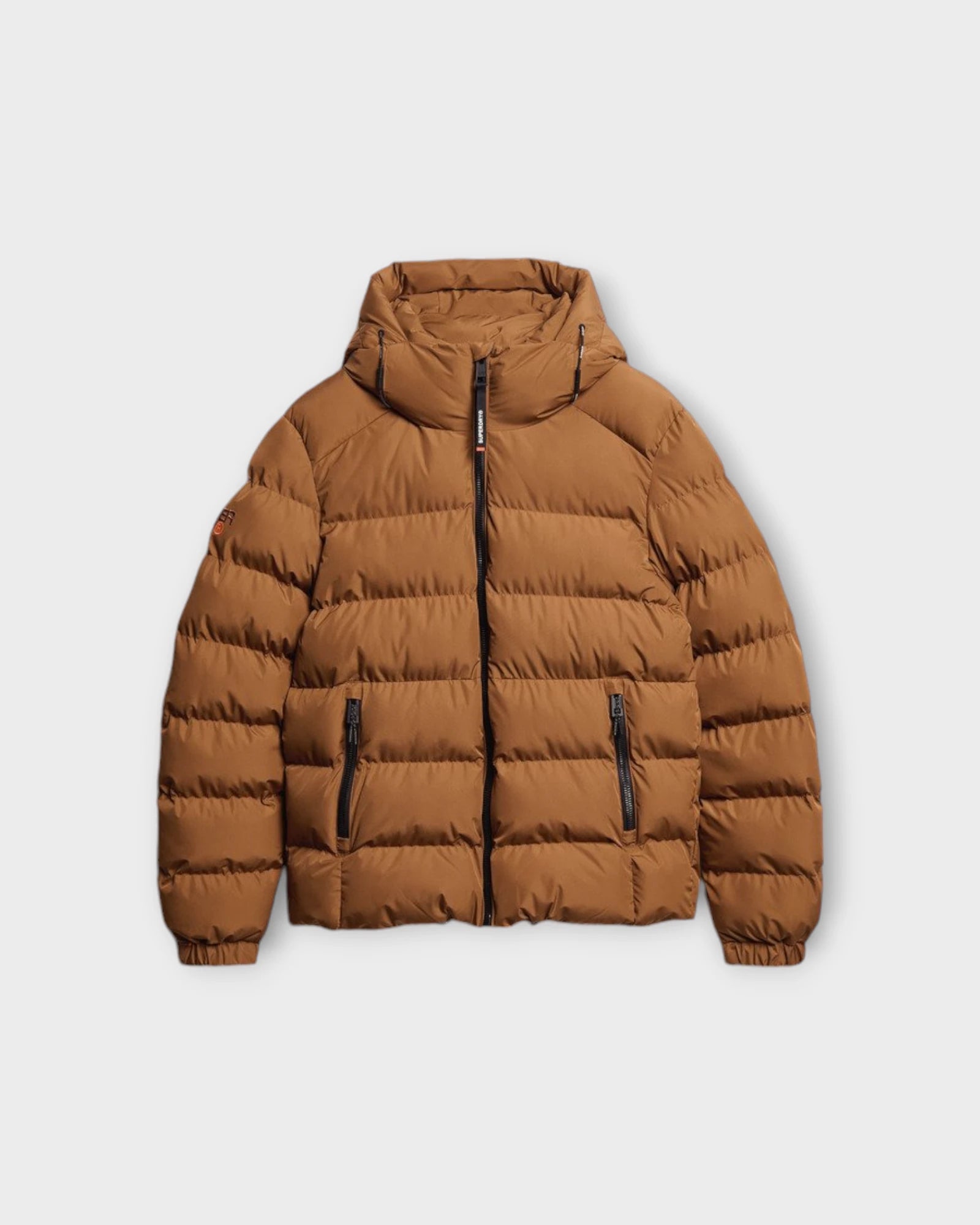 Superdry Hooded Sports Puffer Jacket - Denim Co Tobacco Brown Herre Vinterjakke med hætte. Her set forfra.