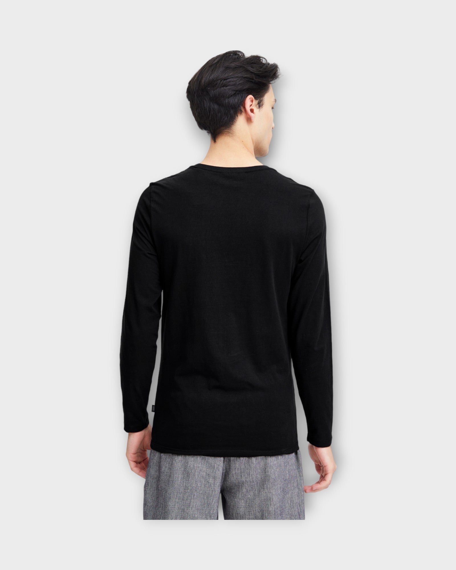 Theo LS T-shirt Black, langærmet sort  t-shirt fra Casual Friday. Her set på model bagfra.
