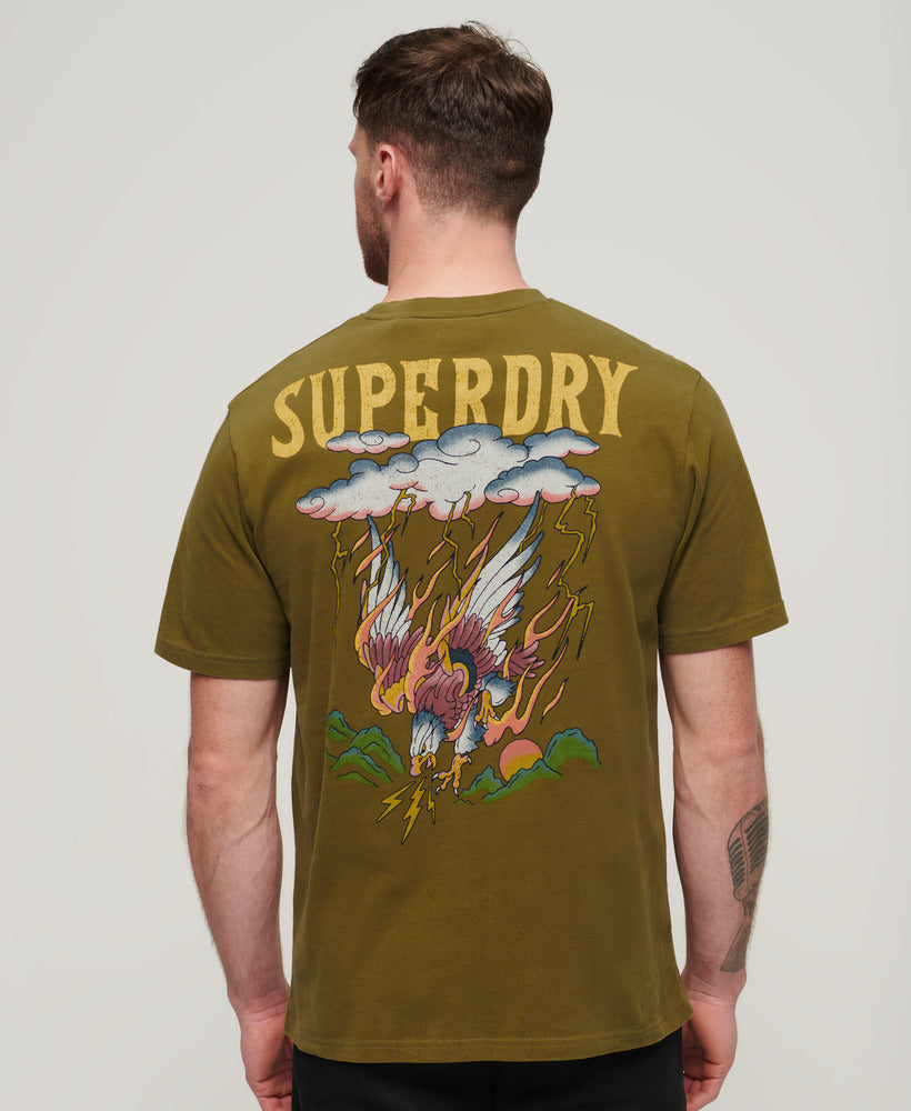 Tattoo Graphic Tee Fir Green - Grøn Printet Superdry T-shirt til mænd. Her ses det store print på ryggen.