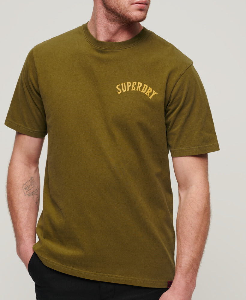 Tattoo Graphic Tee Fir Green - Grøn Printet Superdry T-shirt til mænd. Her set i closeup.
